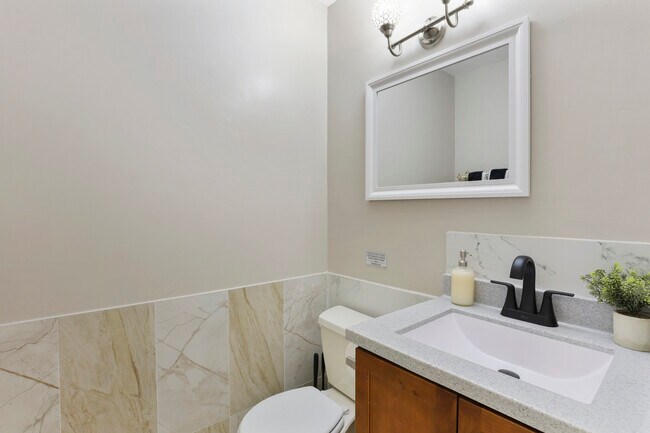 Building Photo - 1356 Larchmont Dr