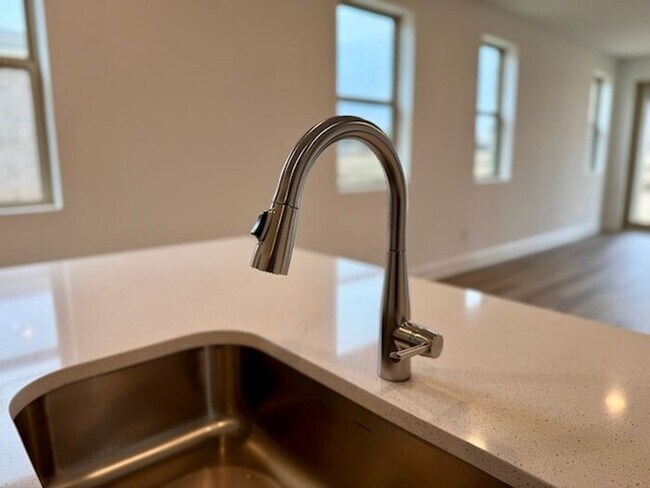 Building Photo - MOVE IN SPECIAL-3 bedroom with study/flex/office/keeping room