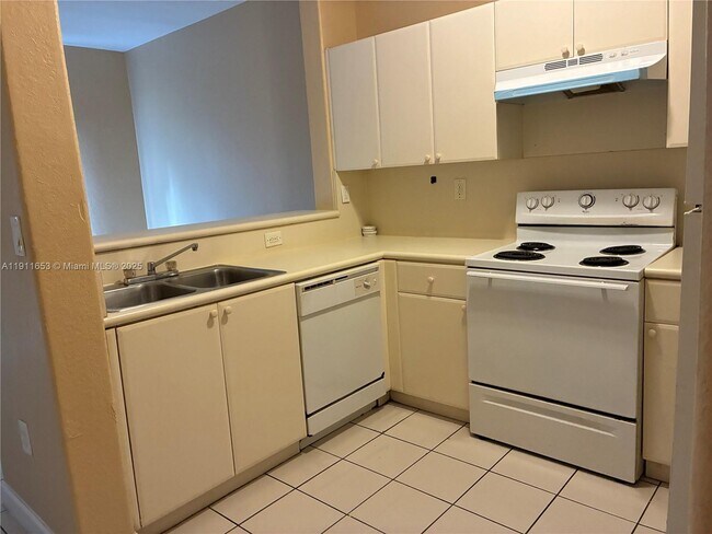 Building Photo - 1536 SE 25th St