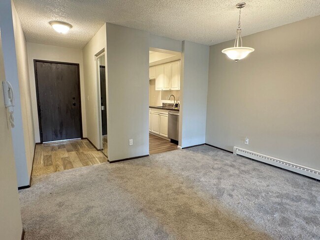 Building Photo - 3Bd/1.75Ba Bellevue Condo