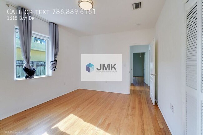 Building Photo - 1615 Bay Dr
