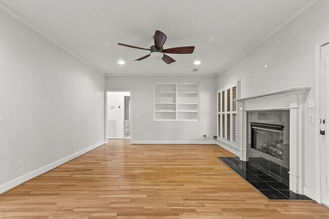 Building Photo - 10495 Royal Points Dr
