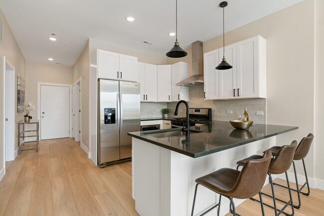 Building Photo - 1646 W Belmont Ave