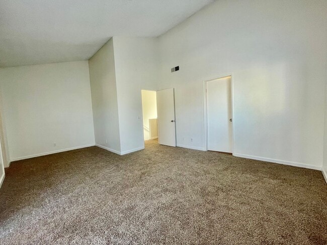 Building Photo - Charming Two Story 2 bedroom, 1.5 Bath in Ontario