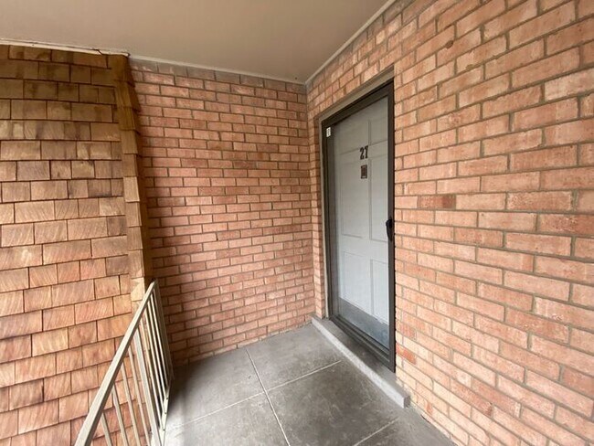 Building Photo - Beautiful 2 Bedroom / 2 Bath Apartment in Green Hills Under $2000!