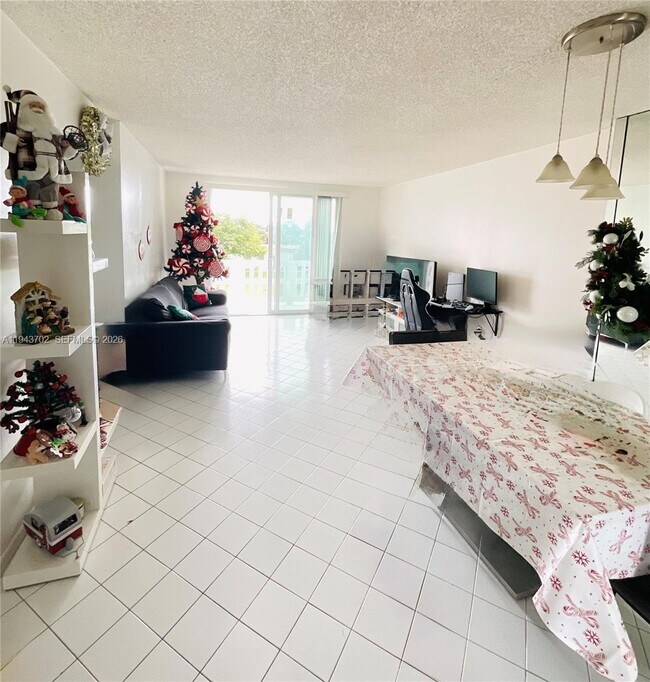 Building Photo - 919 Hillcrest Dr