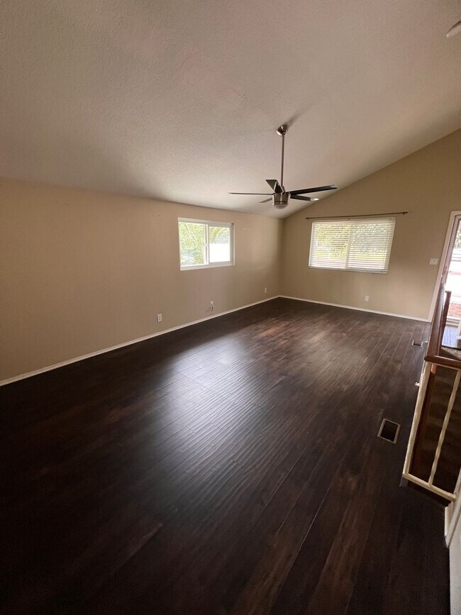 Building Photo - Newbury Park - Three bedroom, bonus room (could be 4th bedroom, 2.5 bathrooms