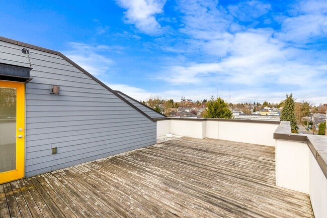 Building Photo - Great City Location - Corner 3 Bedroom Tow...