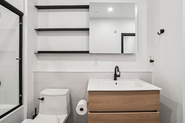 Building Photo - Urban 1-bedroom/ 1-bath Corner Unit in City Park West- Total Monthly Cost With Mandatory Fees ($1...