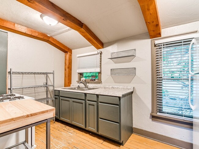 Building Photo - Unique with a Artsy Flare    1Bed + Flex Room /1.5 Bath in Edgemere Park
