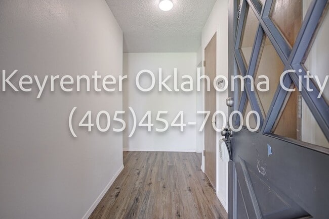 Building Photo - Massive 3BD/2BTH Home Minutes from the Highway.