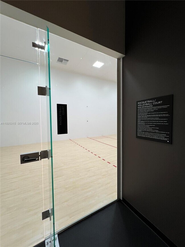 Building Photo - 225 N Miami Ave