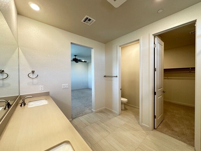 Building Photo - Summerlin West