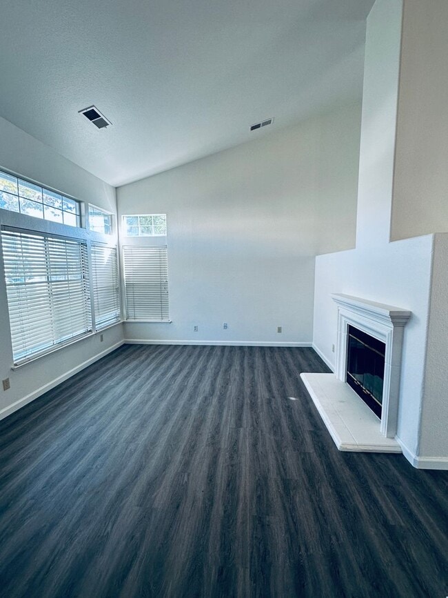 Building Photo - Elk Grove - HOUSE  FOR RENT!