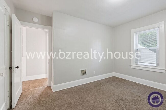 Building Photo - 1735 Roosevelt Cir