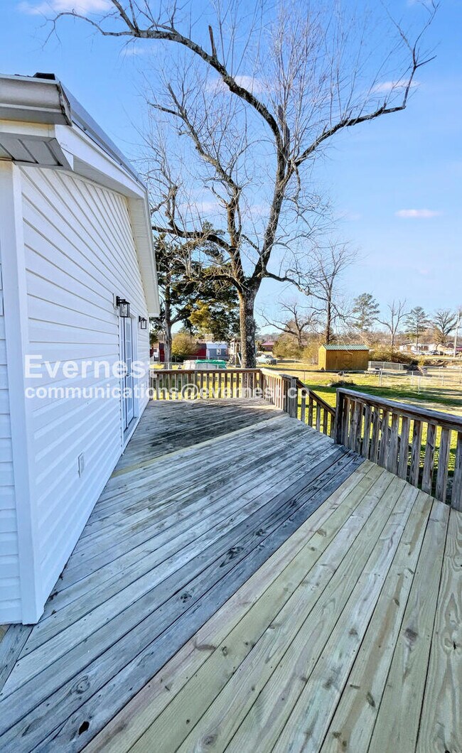 Building Photo - 15 Walker Ave