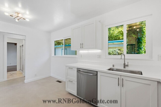 Building Photo - Newly Remodeled 3 Bedroom Home With Gorgeous Views For Rent!