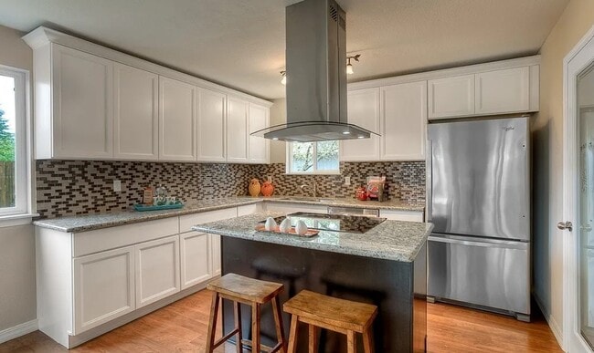 Building Photo - 207 NE Nikki Ln