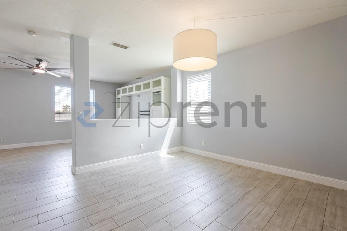 Building Photo - Unit