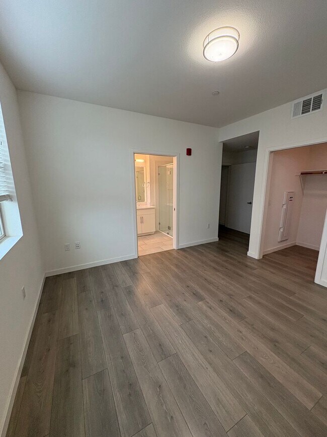 Building Photo - Modern 2bed/2bath Single Story Condo in the MIll