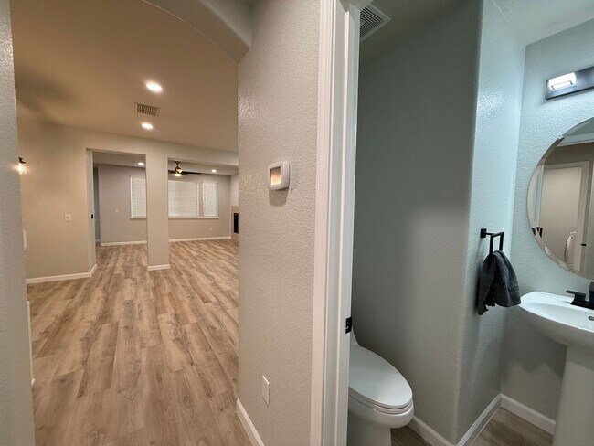 Building Photo - Lovely Laguna Pointe Condo!