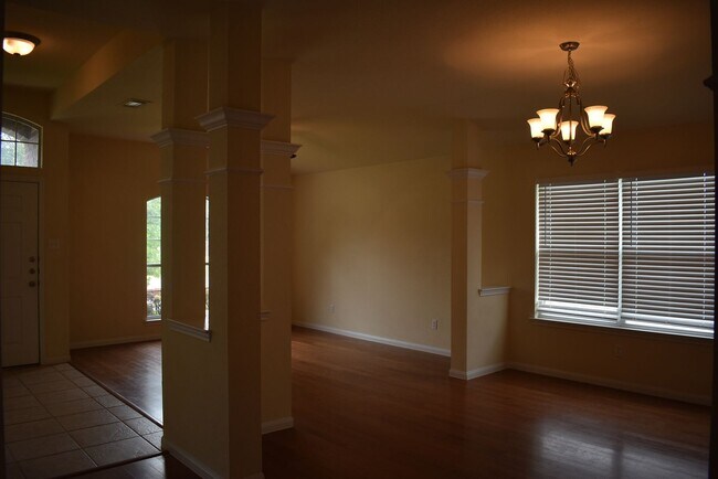 Building Photo - Gorgeous house in Skipcha Estates! HUMONGOUS!