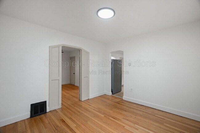 Building Photo - 10030 Bon Oak Dr