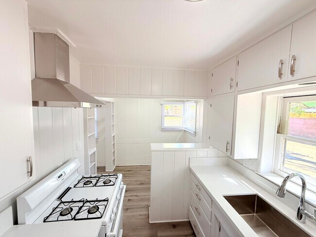 Building Photo - 6200-6202 Muscatel