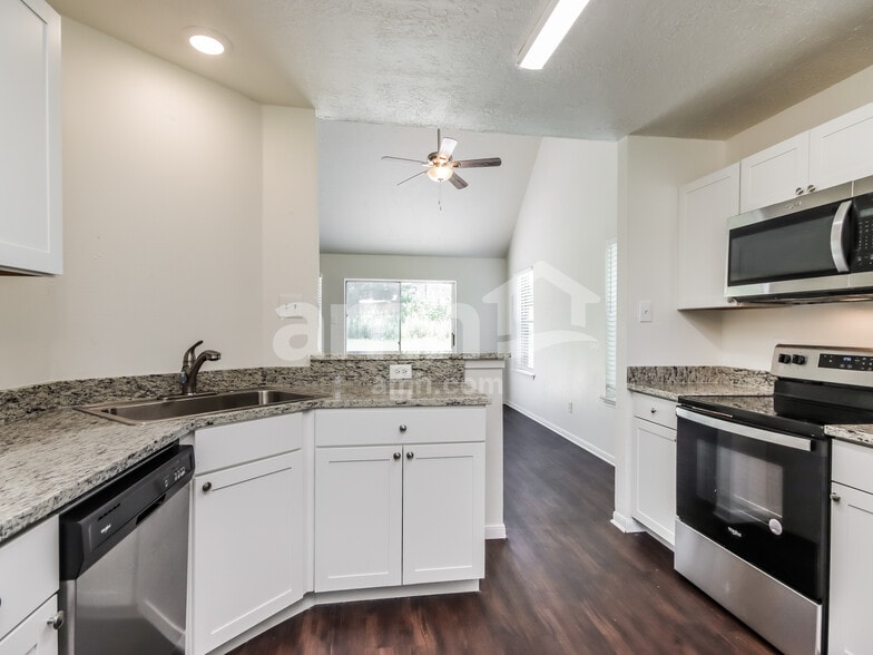Building Photo - 13318 Hilltop Cir