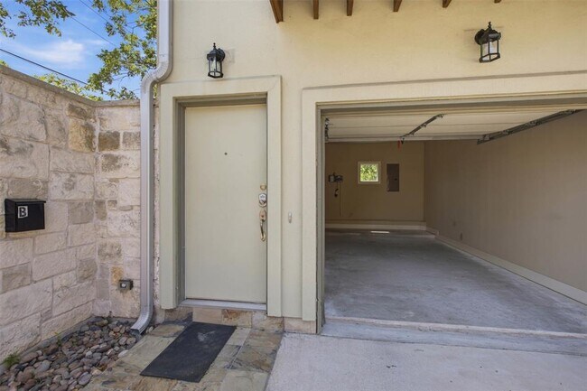 Building Photo - 1315 W Anderson Ln.