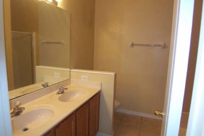 Building Photo - Spacious 4/2 in a Great Community!