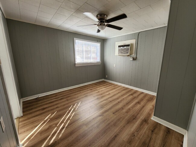 Building Photo - 349B HICKORY HEIGHTS - 2BD-1BA Near APSU and Downtown!!!