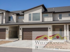 Building Photo - Spacious 3 Bed 2.5 Bath Townhome in West H...
