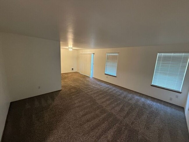 Building Photo - Puyallup 2 PLUS bedroom, 2 bath Large dupl...