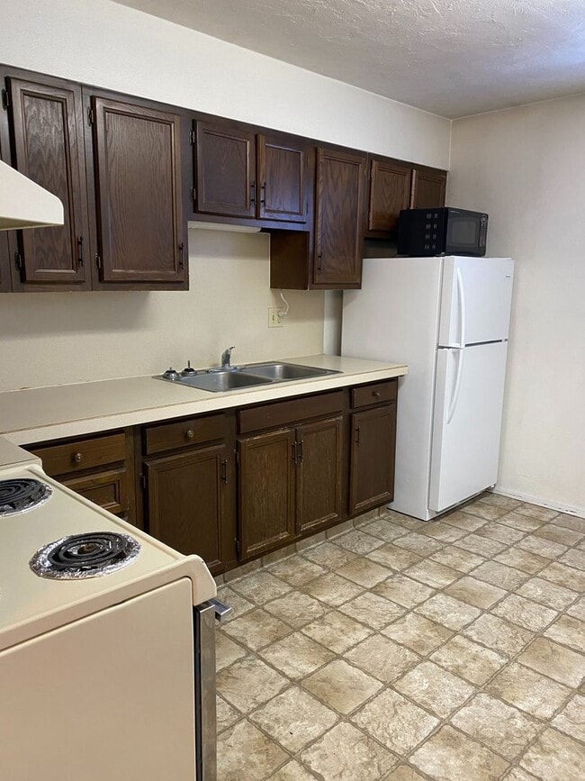 Building Photo - 2 Bedroom 1 Bath Park Place Apartment