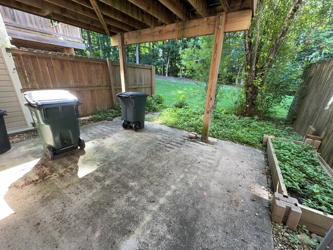 Building Photo - 778 Woodlyn Dr S