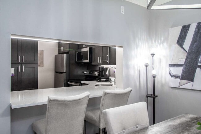 Building Photo - Beautiful 2 spacious bedrooms and 2 full bathrooms, including a primary suite with a walk-in clos...