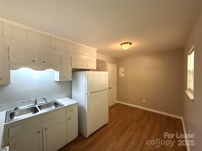 Building Photo - 409 Hawley Ave