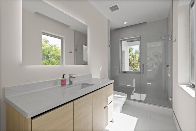 Building Photo - 221 Shore Ct