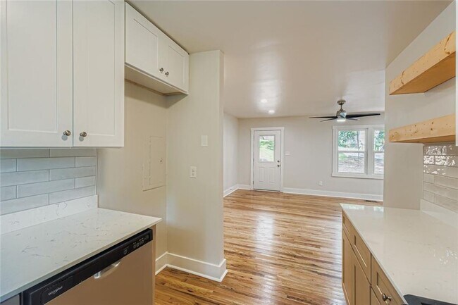 Building Photo - 1191 Beechview Dr SE