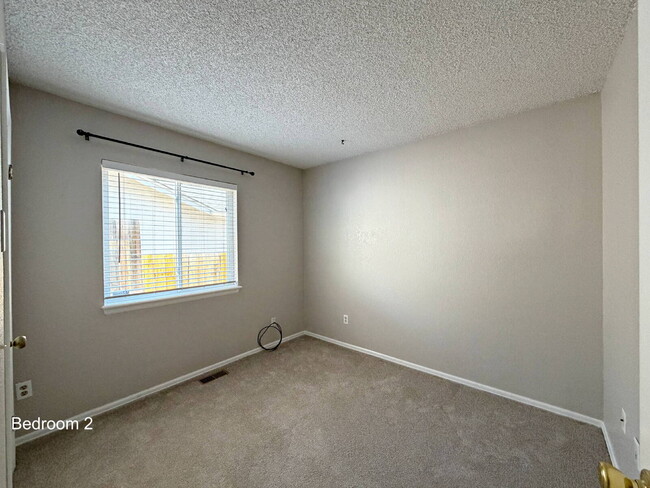 Building Photo - 5-Bedroom Aurora Home with Smart Layout & Private Lower-Level Entrance