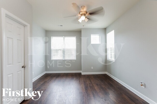 Building Photo - 713 Walnut Crossing Dr