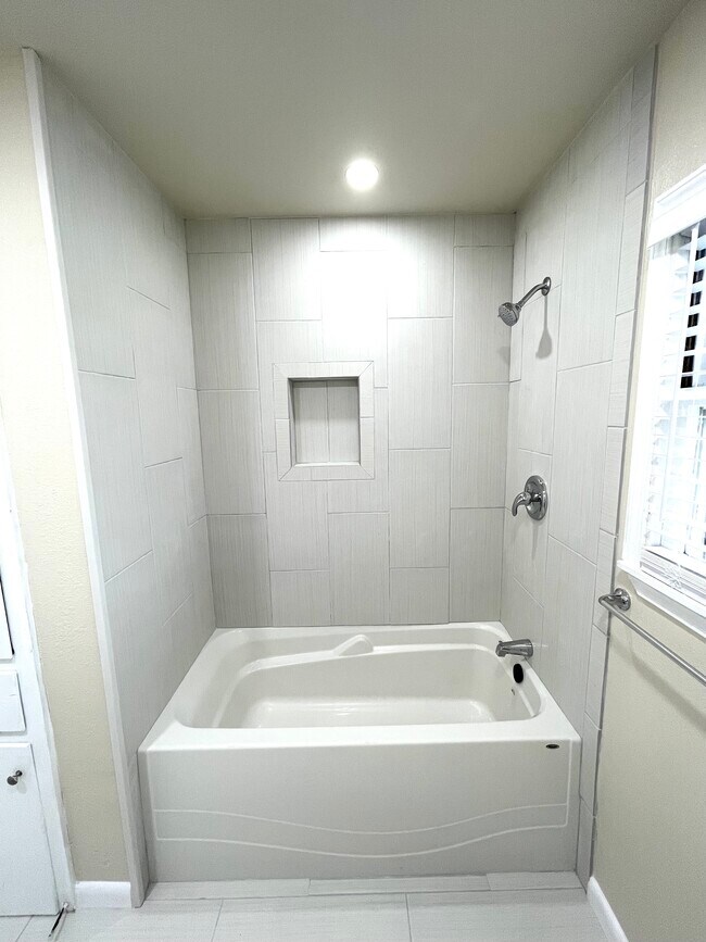 Building Photo - 5905 Hugo Dr