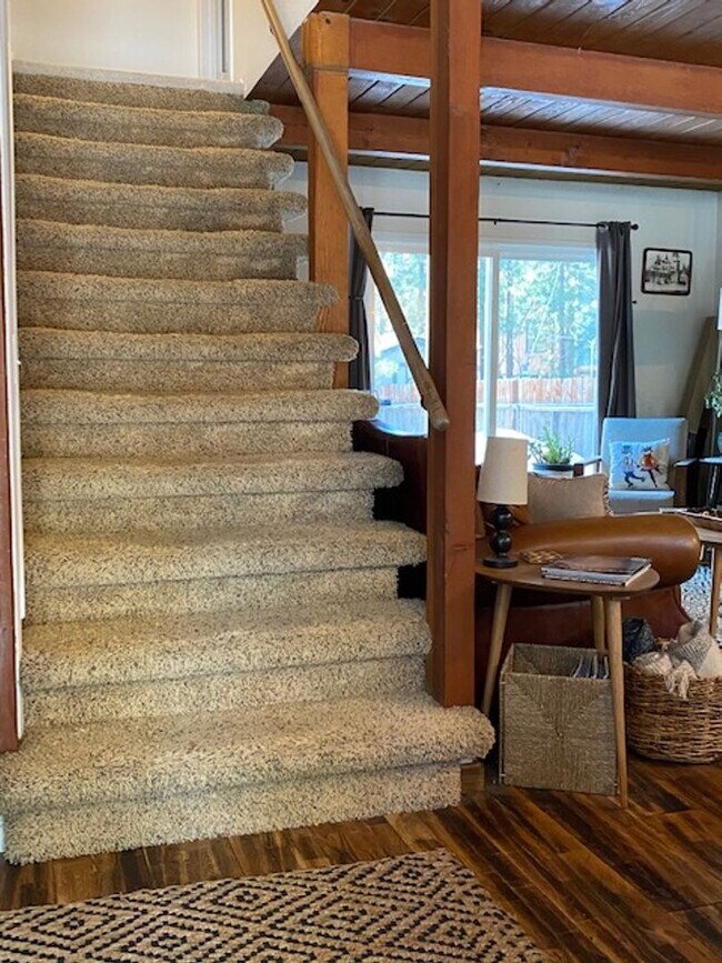 Building Photo - Lovely 3 Bedroom Home with Upgrades Throug...