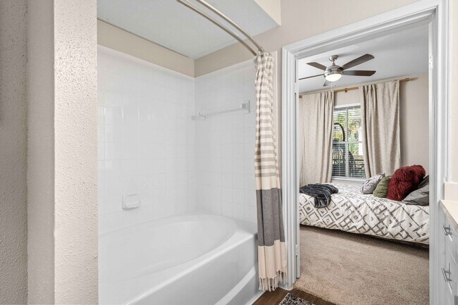 Building Photo - Spacious 1-Bed Homes in the Galleria Area!