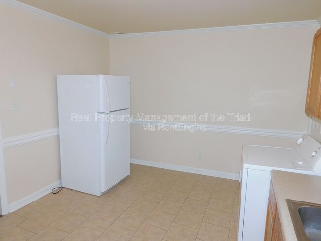 Building Photo - 2405 E Florida St