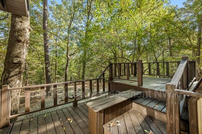 Building Photo - 8984 Falls Hollow Rd