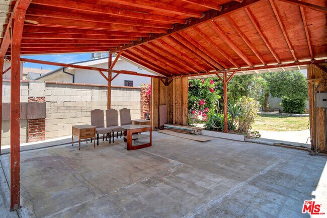 Building Photo - 8333 Glencrest Dr