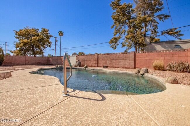 Building Photo - 312 E Hermosa Dr