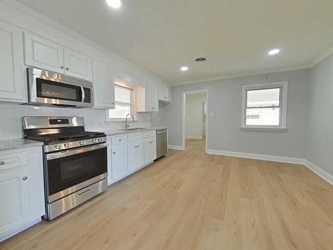 Building Photo - 117 Deerwood Dr